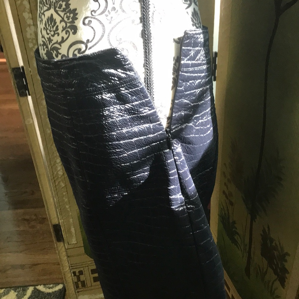Faux leather alligator print/texture skirt - Picture 3 of 5
